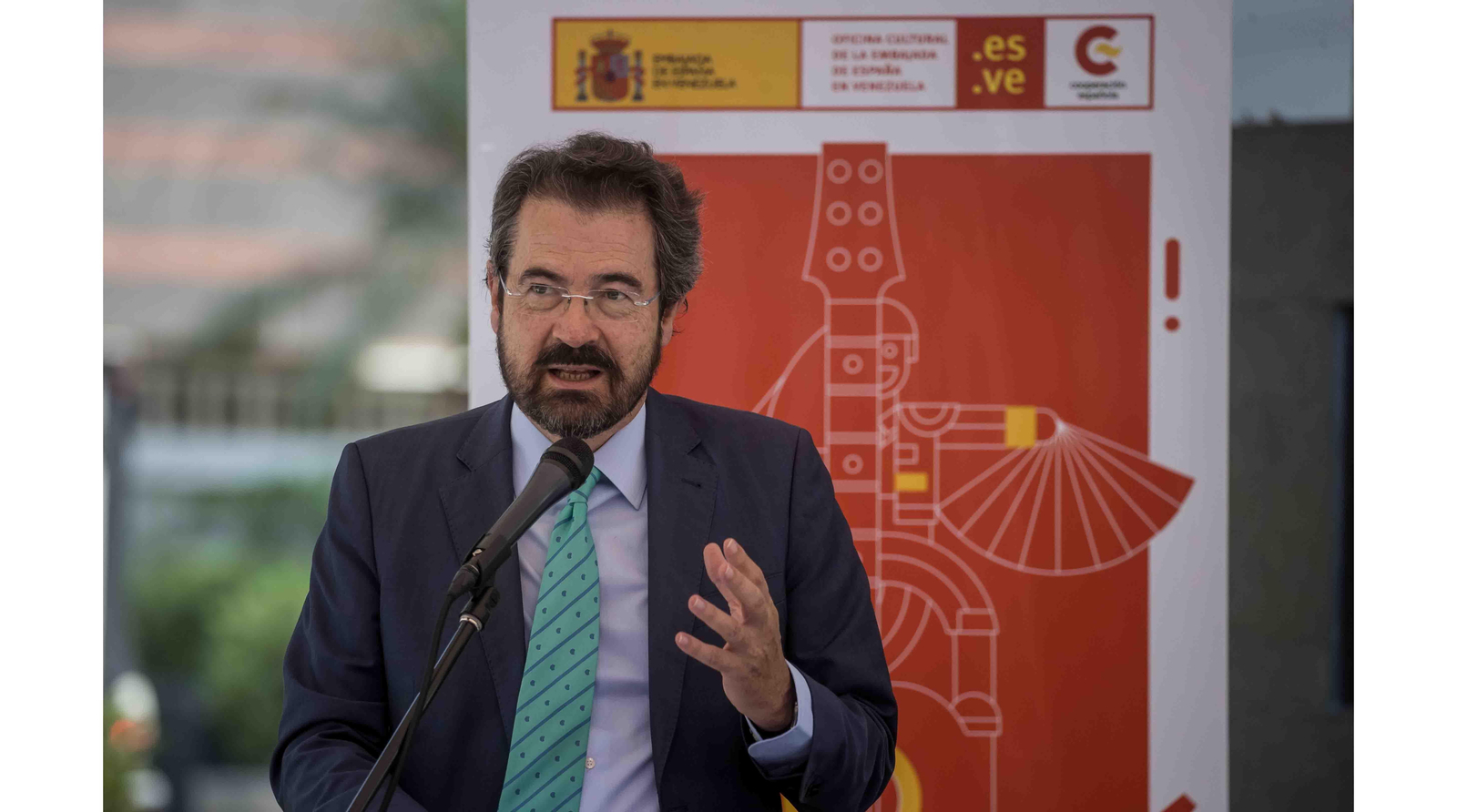 El embajador de España en Venezuela, Ramón Santos, toma parte en la celebración el día del idioma español, en Caracas (Venezuela). EFE/ Miguel Gutierrez