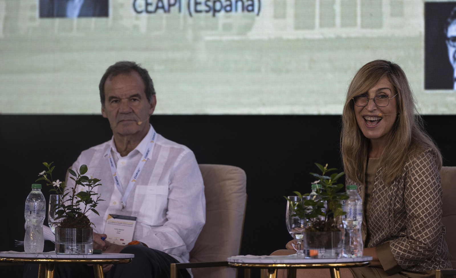 La presidenta del Consejo Empresarial Alianza por Iberoamérica (CEAPI), Núria Vilanova (d), y el secretario general iberoamericano, Andrés Allamand, en el V congreso del CEAPI, en Punta Cana (República Dominicana). EFE/ Orlando Barría