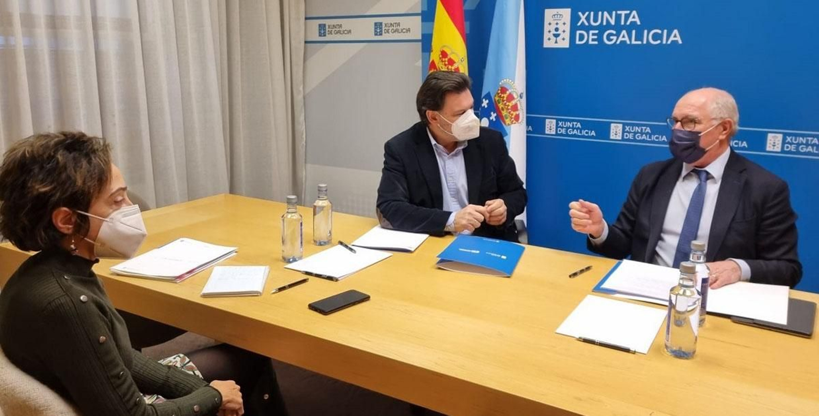 Los secretarios xerais de Educación y da Emigración, José Luis Mira y Antonio Rodríguez Miranda, mantuvieron una reunión para avanzar en la oferta de estas ayudas