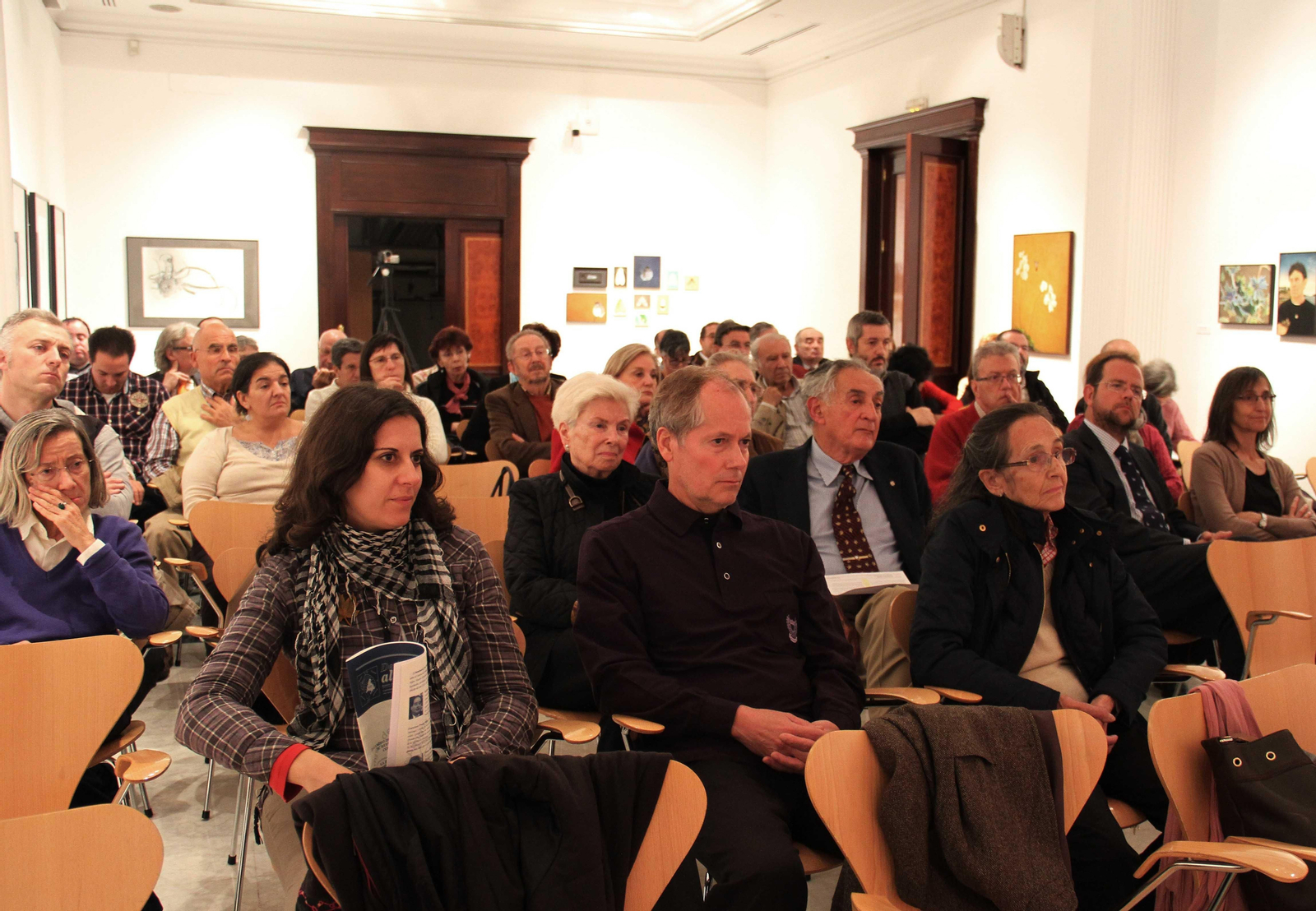 Público asistente a la conferencia de Joaquín Díaz sobre la influencia del Camino de Santiago en la música castellano-leonesa.