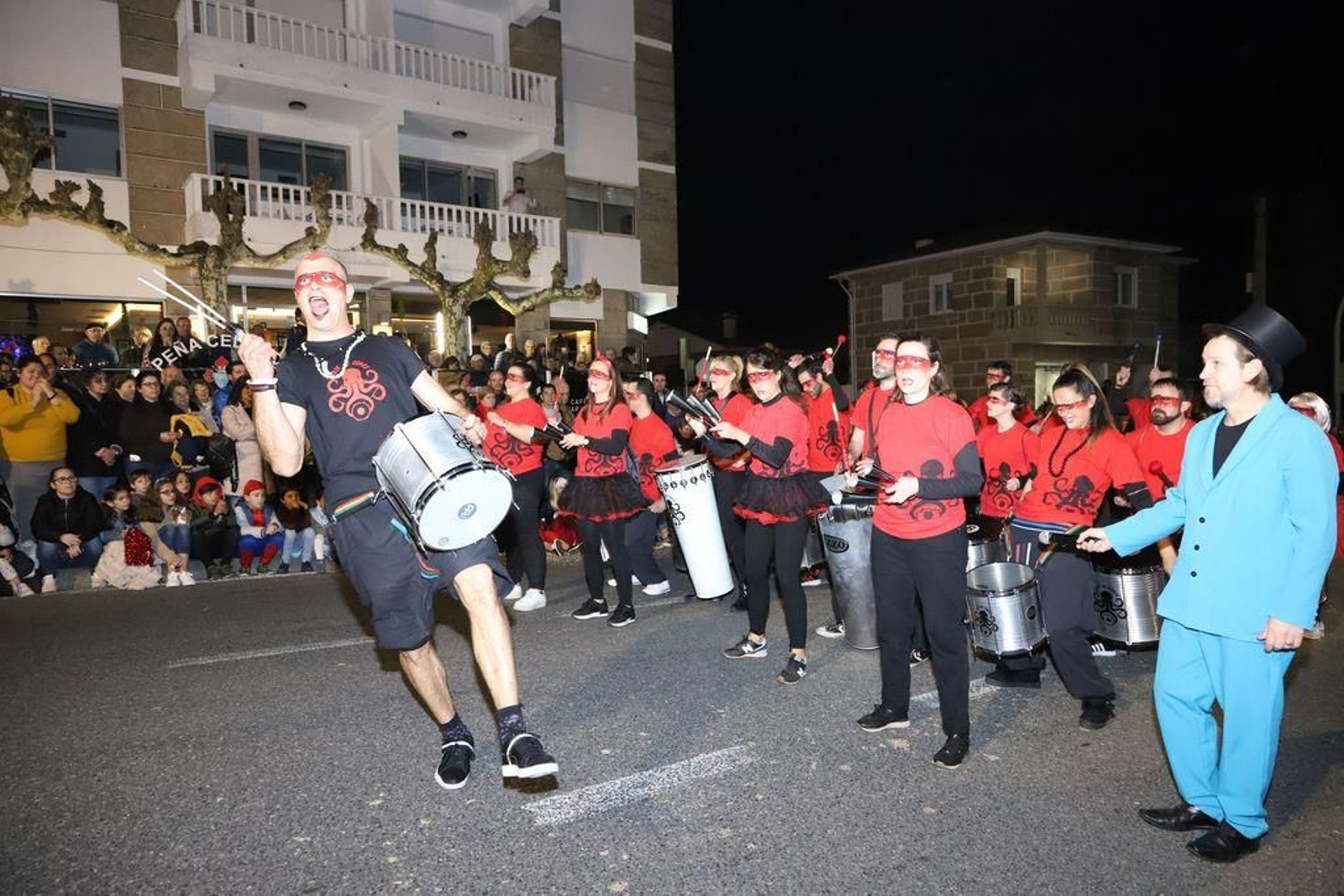 La batucada "Bate no cobre" abrió el desfile a las 20 horas de ayer.