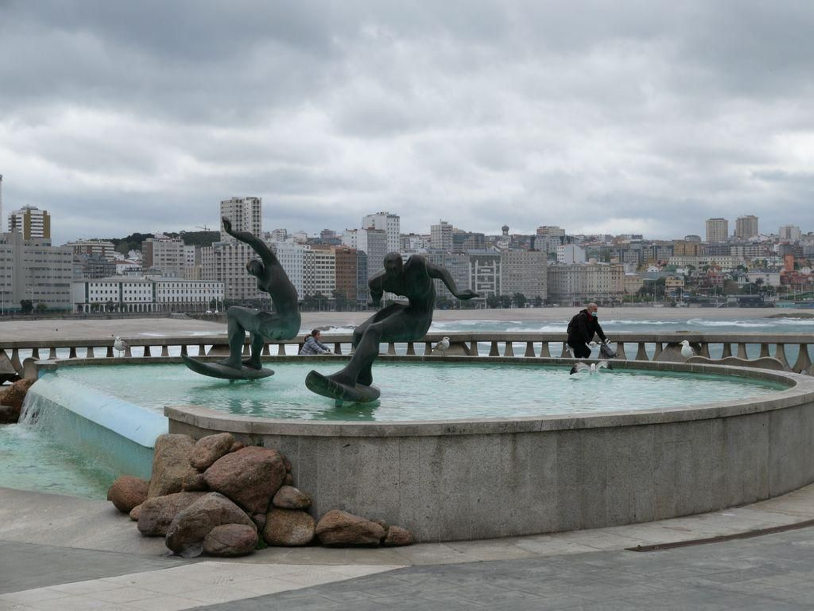 Los surfistas, con estatua en A Coruña, podrían coger olas, según el doctor Simón.
