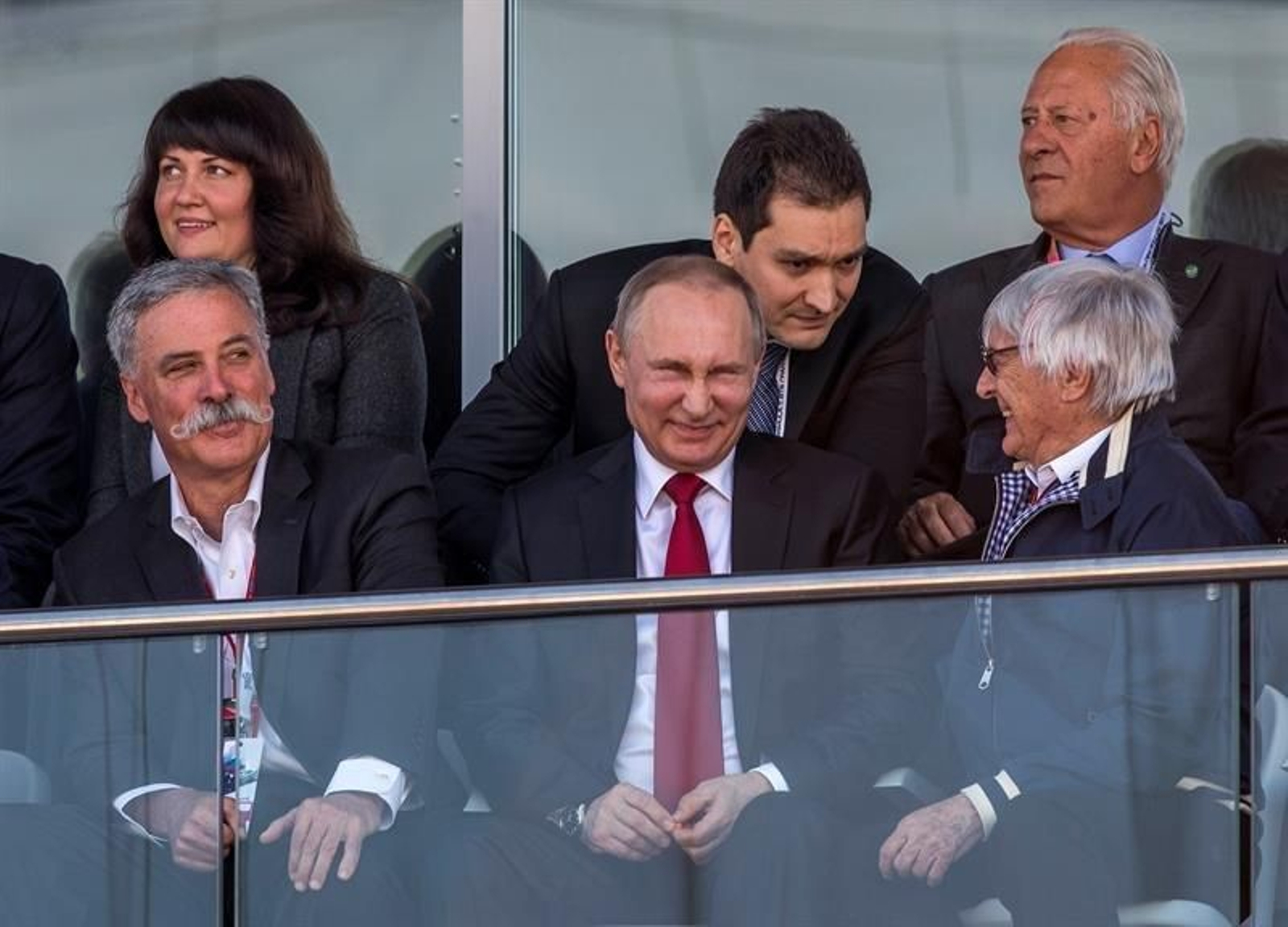Hase Carey (i), el presidente ruso Vladimir Putin (C) y el ex jefe de F1 Bernie Ecclestone (d)