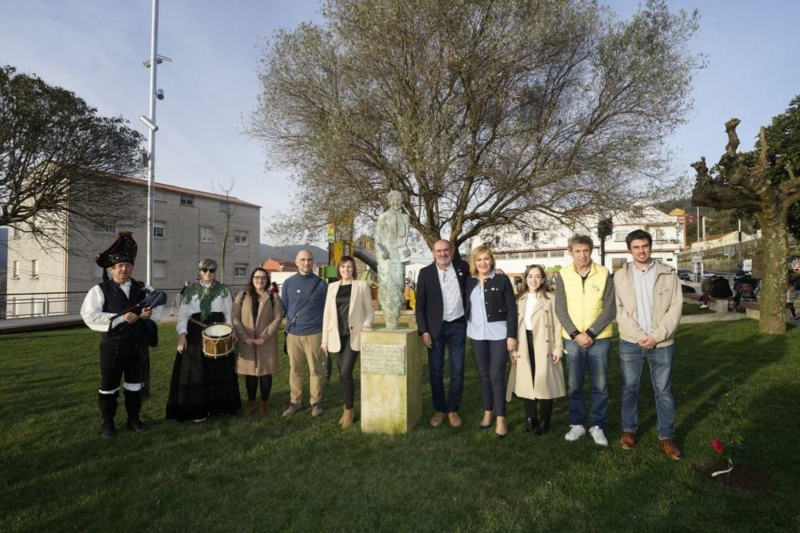 Digna Rivas con Anxo Angueira tras plantar unha camelia en honra a Rosalía de Castro na alameda de Chapela.