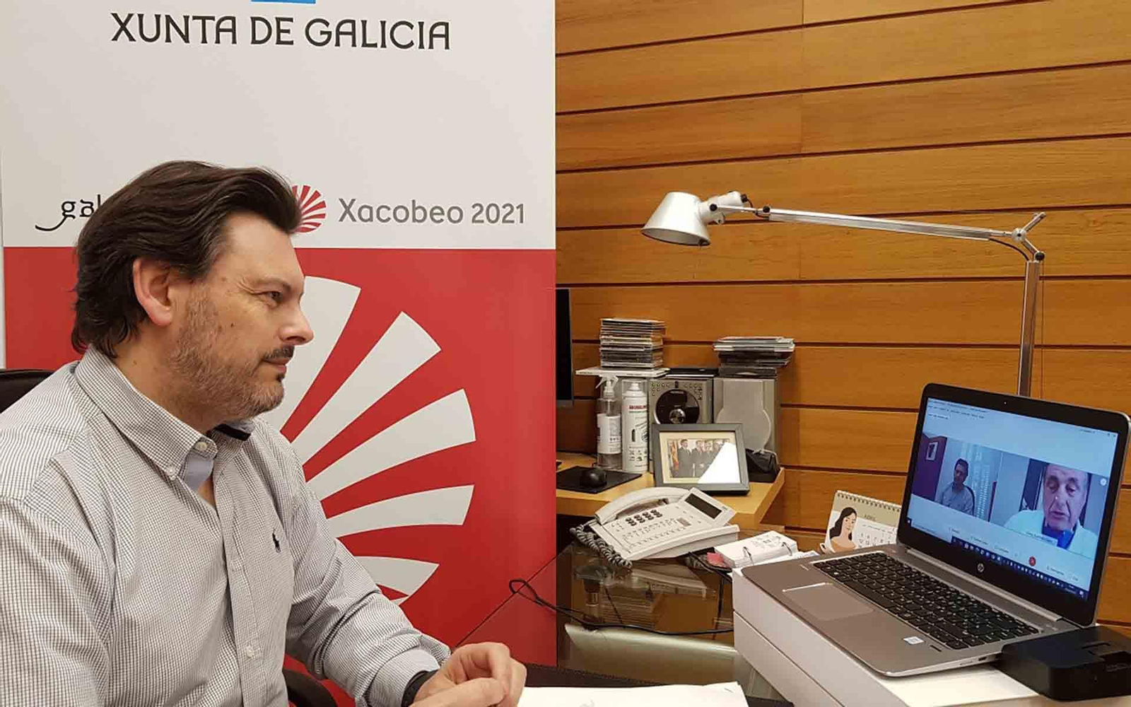 El secretario xeral da Emigración, durante la videconferencia, en su despacho en la capital de Galicia