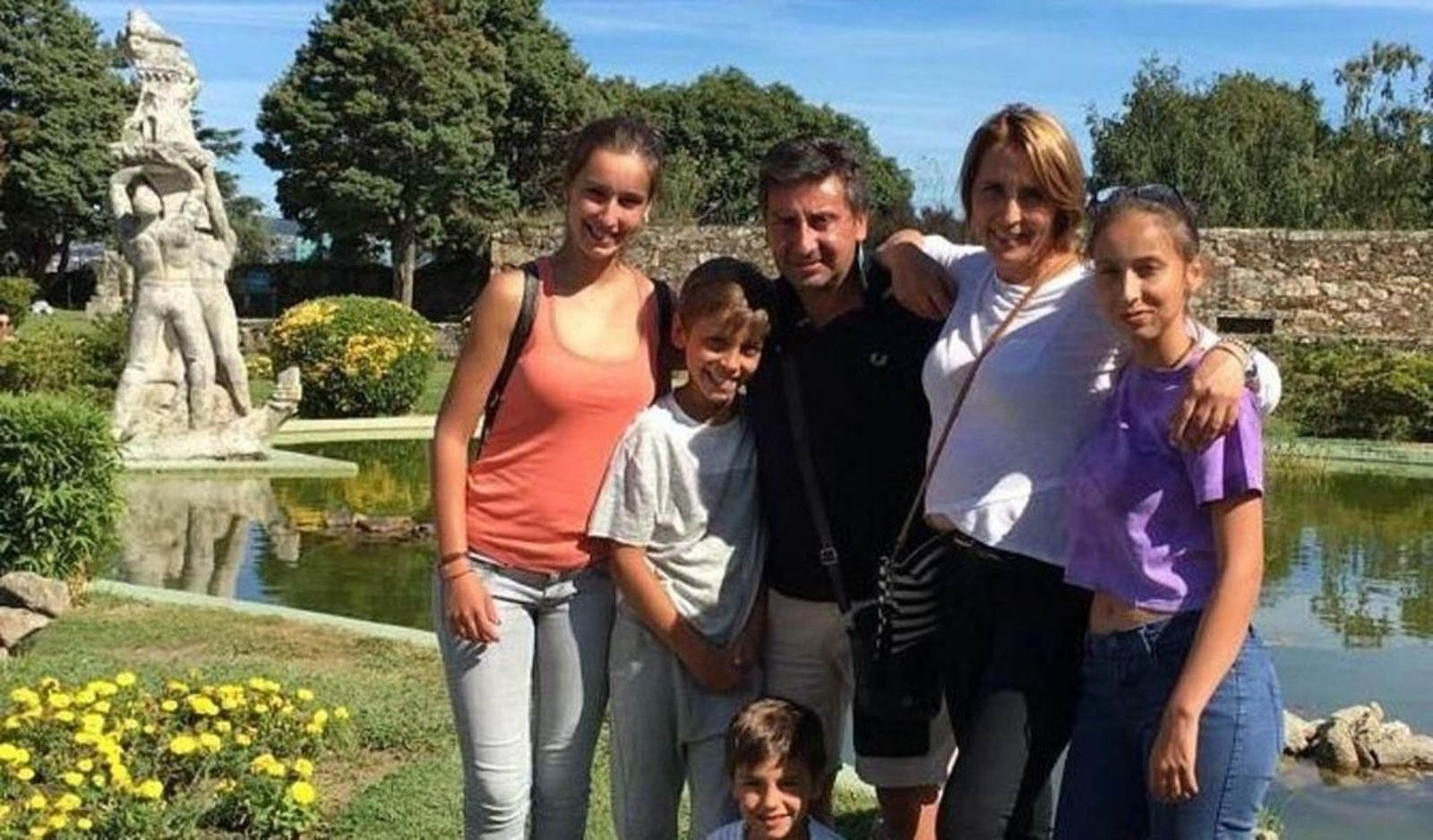 Juan Bautista Pérez, en el centro, posa con su familia.