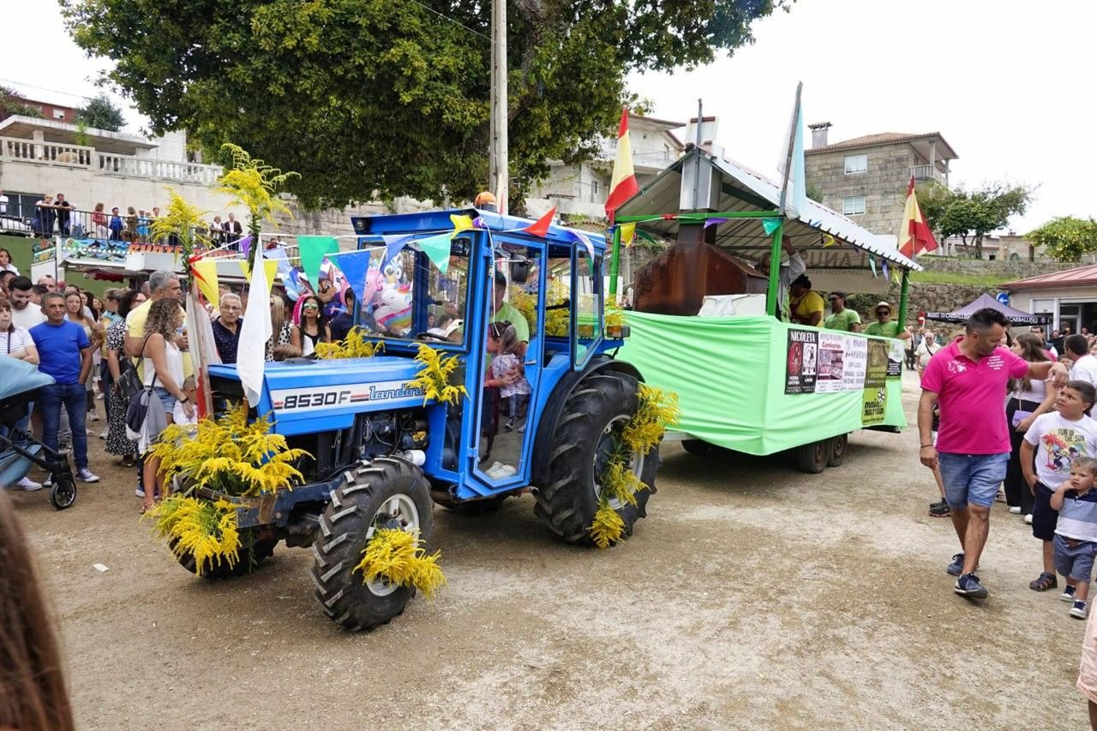 Desfile de carrozas en San Campio. // Vicente Alonso