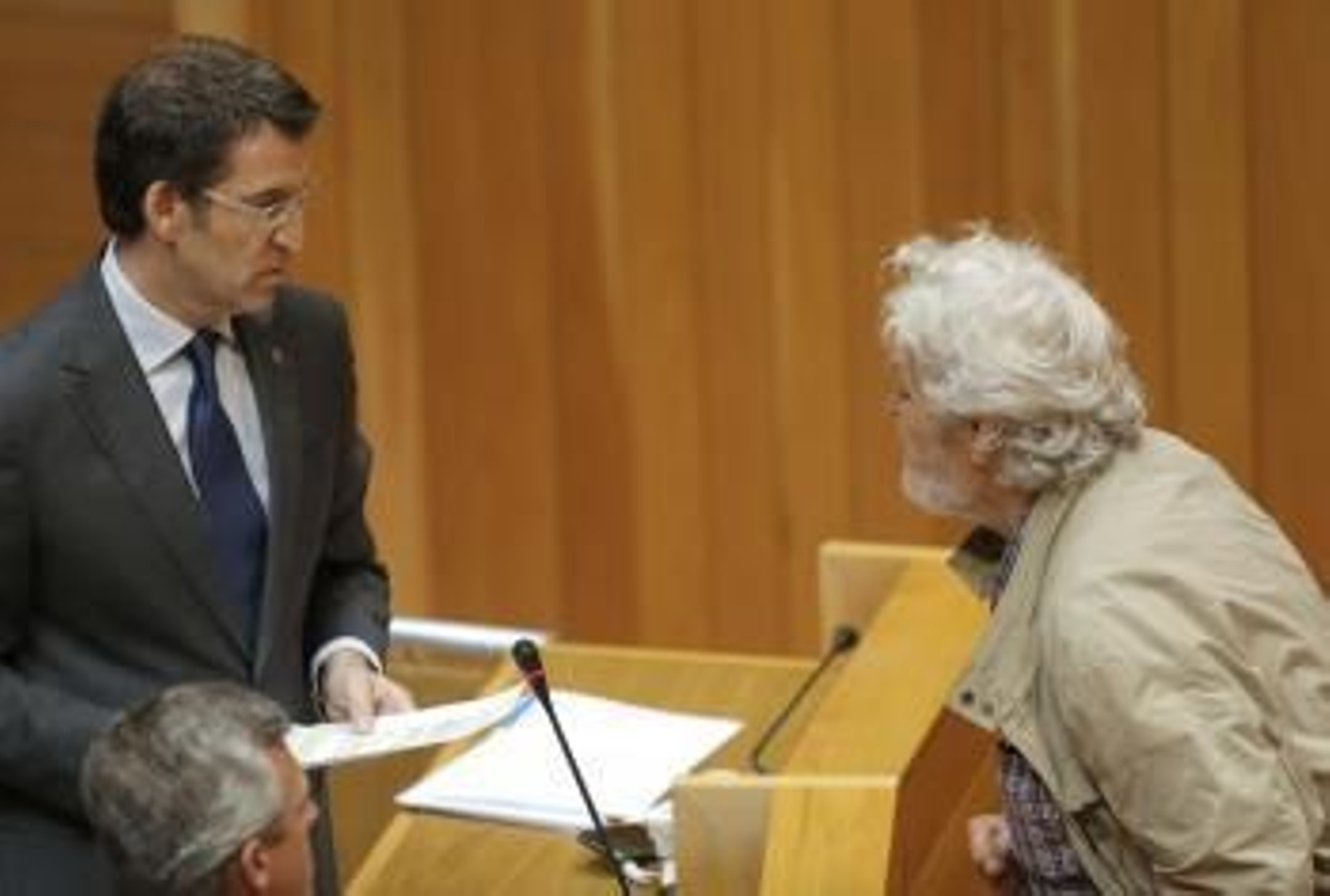 El portavoz de AGE, Xosé Manuel Beiras, se encara con el presidente de la Xunta y del grupo popular, Alberto Núñez Feijóo (Foto: EFE)