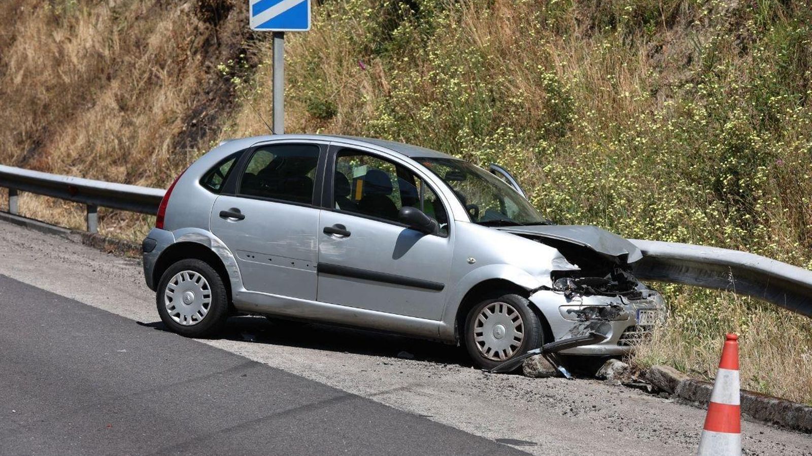 El coche siniestrado en la VG-20. // Alberte