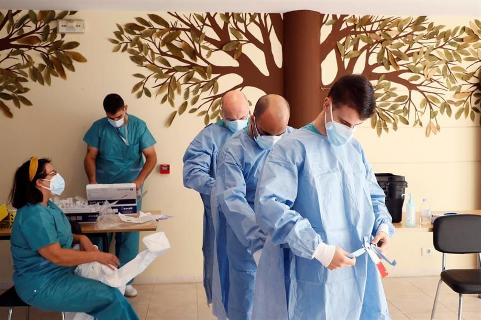 Sanitarios se preparan para realizar pruebas PCR a los vecinos de O Incio, en Lugo.