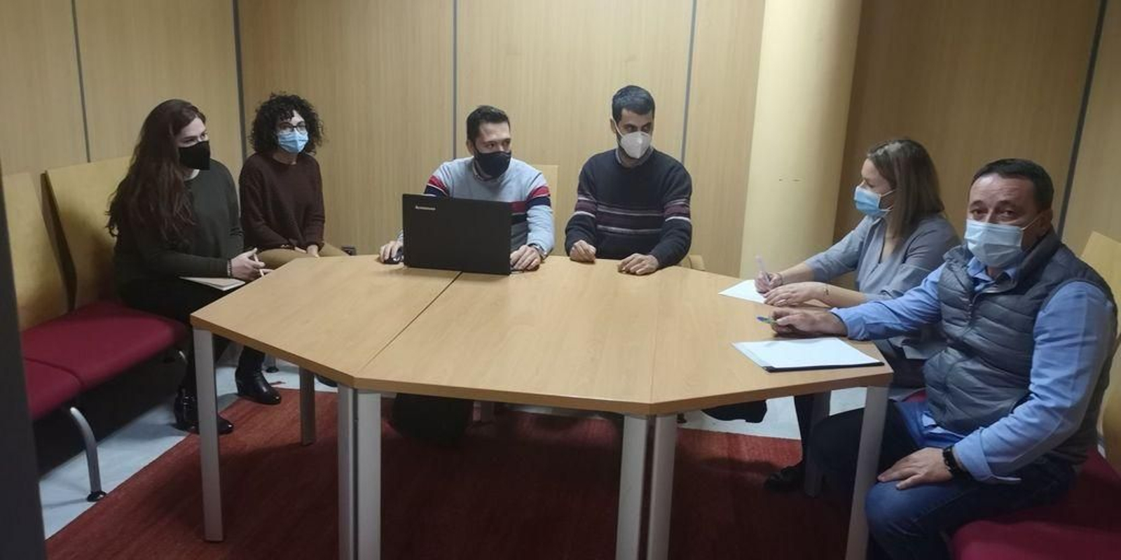 Reunión de la alcaldesa y la empresa redactora.