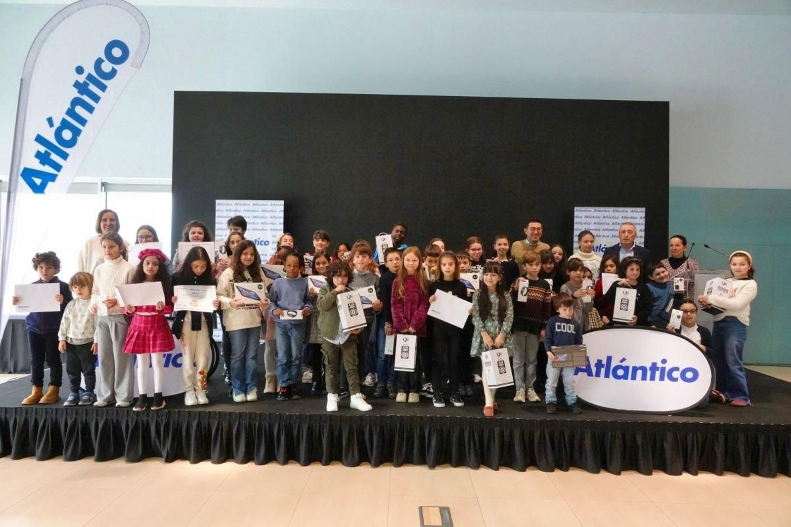 Todos los premiados, con la concejala Nuria Rodríguez, la representante de FCC, Mabel Ayo, el director de Atlántico, Julio Rodríguez y el jefe de publicidad, Gino Roncal.