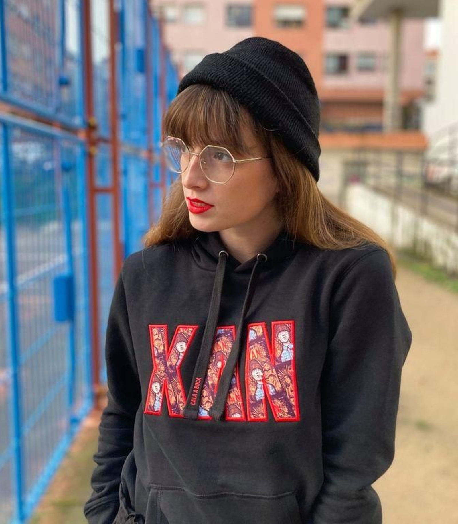 Lucía Estévez, con una sudadera promocional de la webserie.