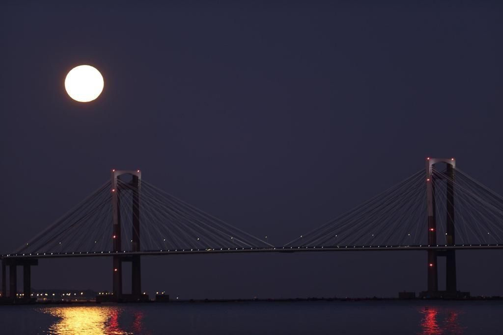 La luna llena ameriza sobre la ría de Vigo_ Alberte  12