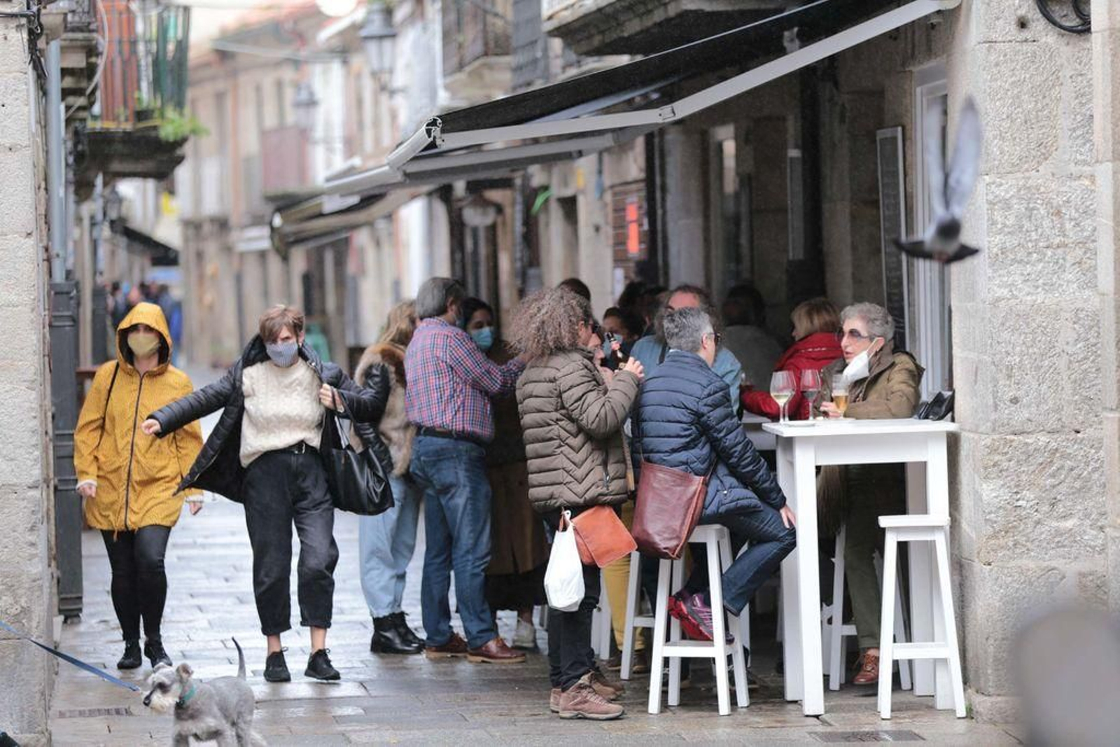 Ambiente en Baiona, con los bares abiertos.