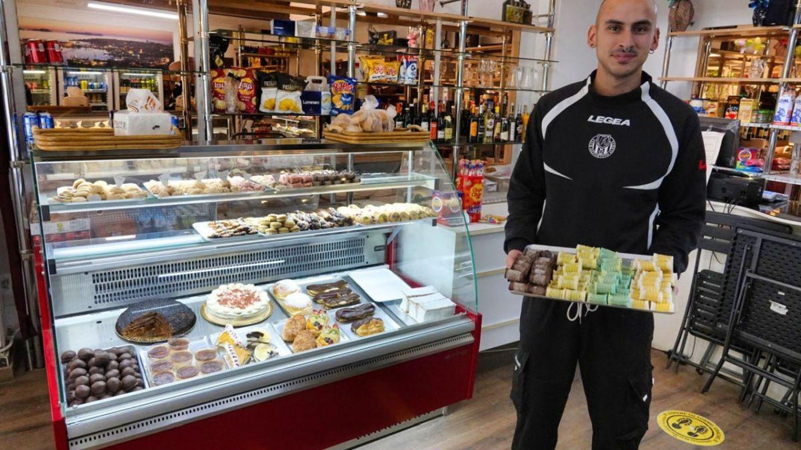 Luigi Dutto muestra las variedades que ofrecen en El Buen Gusto.