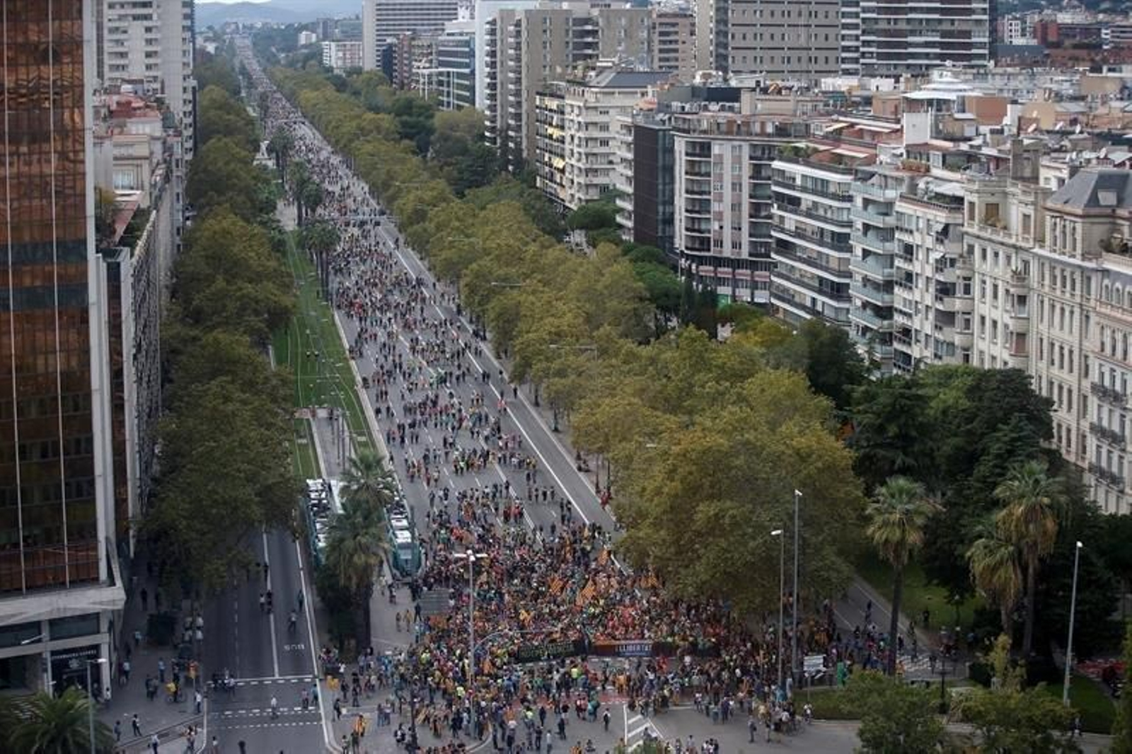 Miles de personas que participan en las "Marchas por la libertad" entran en Barcelona por la Gran Vía
