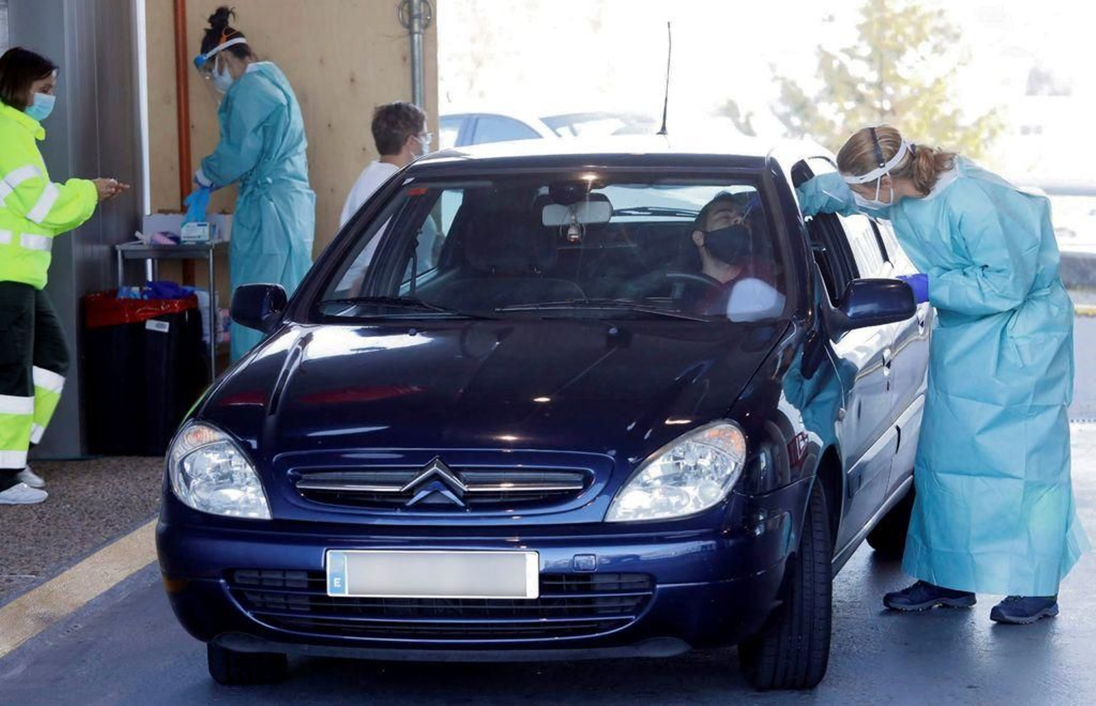 Personal sanitario realiza una prueba de covid en el hospital Meixueiro de Vigo.
