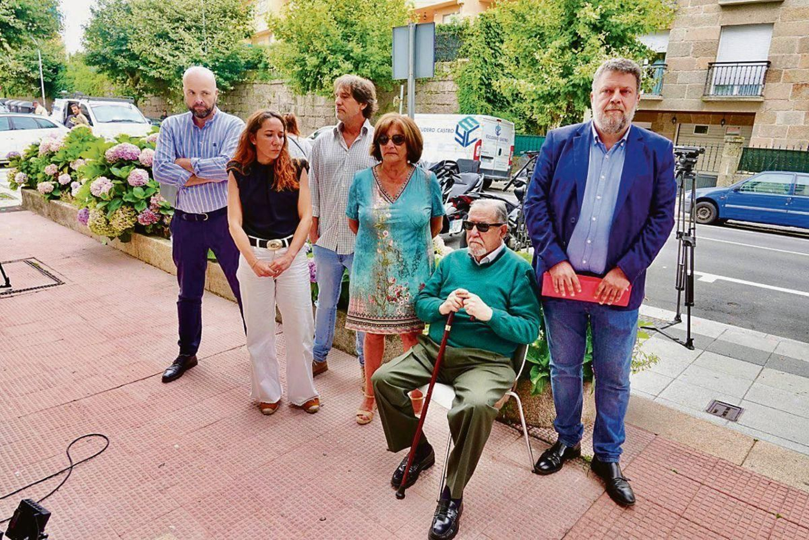 Los padres y hermanos de Déborah, junto a sus abogados, en julio, cuando hicieron el anuncio de la petición de archivo.