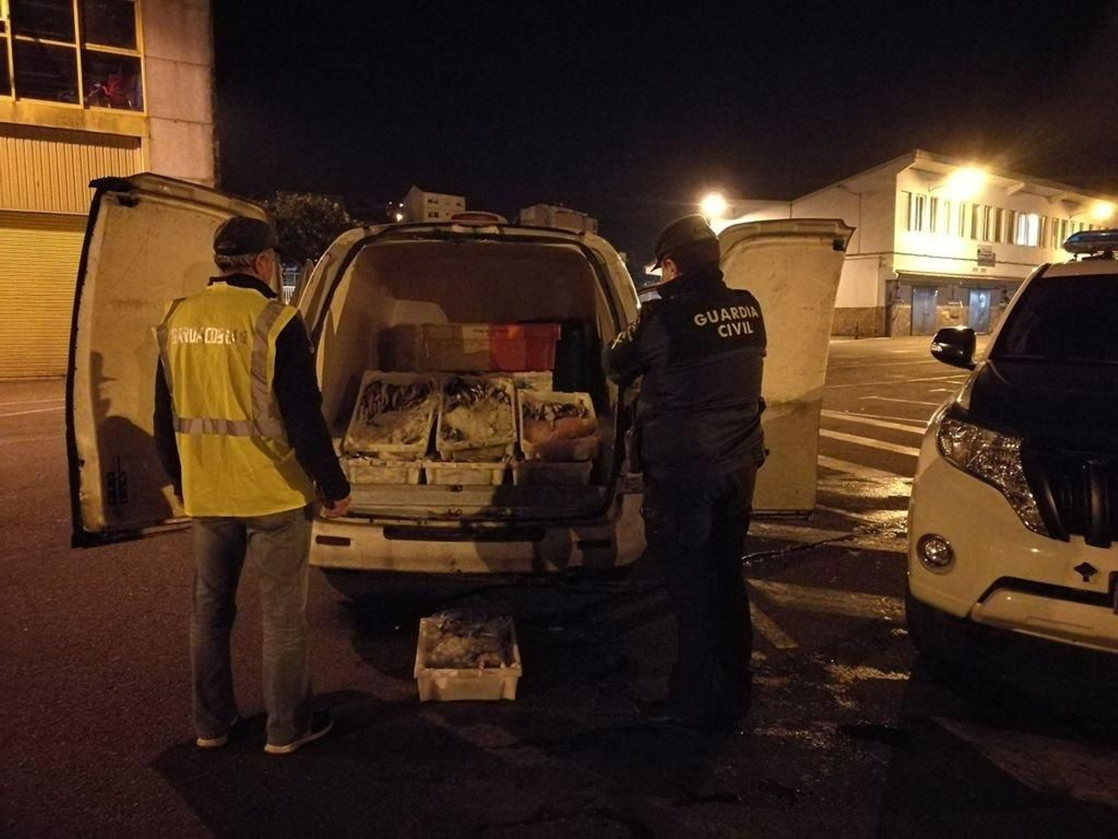 Una de las furgonetas interceptadas en el puente internacional de Tui.