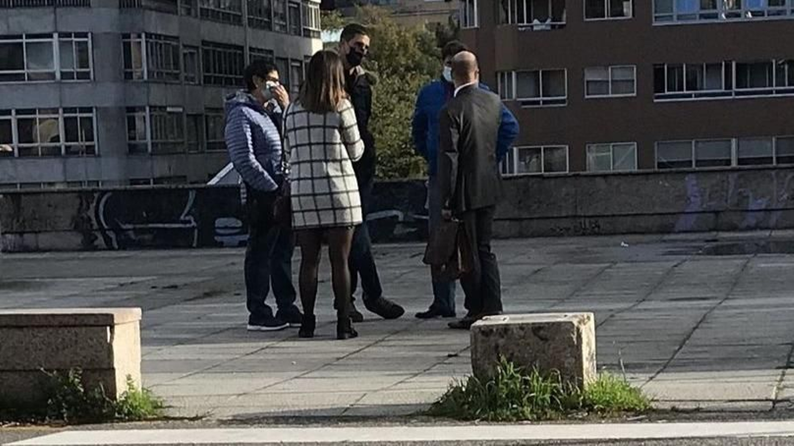 Los familiares, junto al abogado, ayer tras la celebración de las vistas.