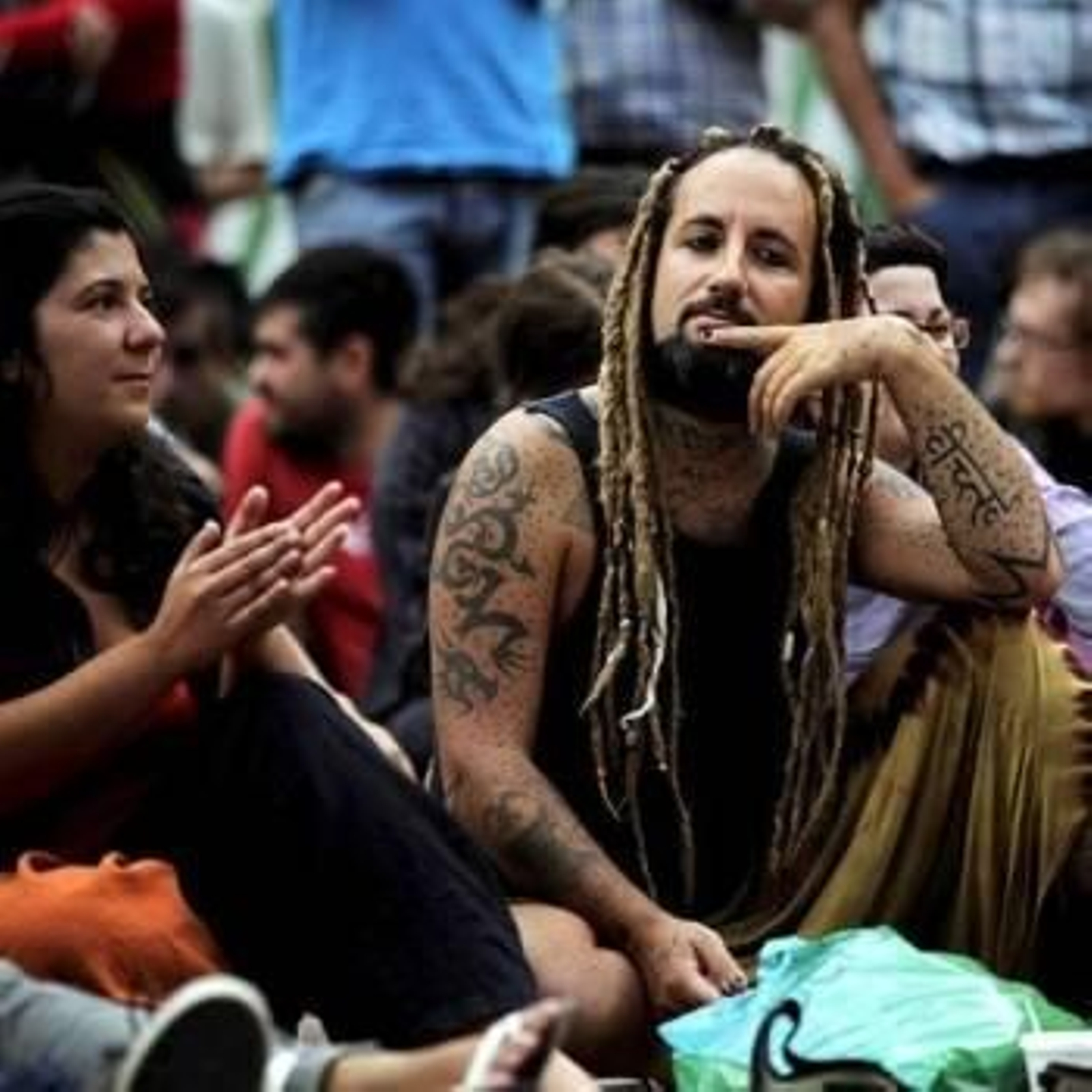 Algunos participantes en la asamblea que los integrantes del '15-M por una Democracia Real Ya'. Foto: EFE