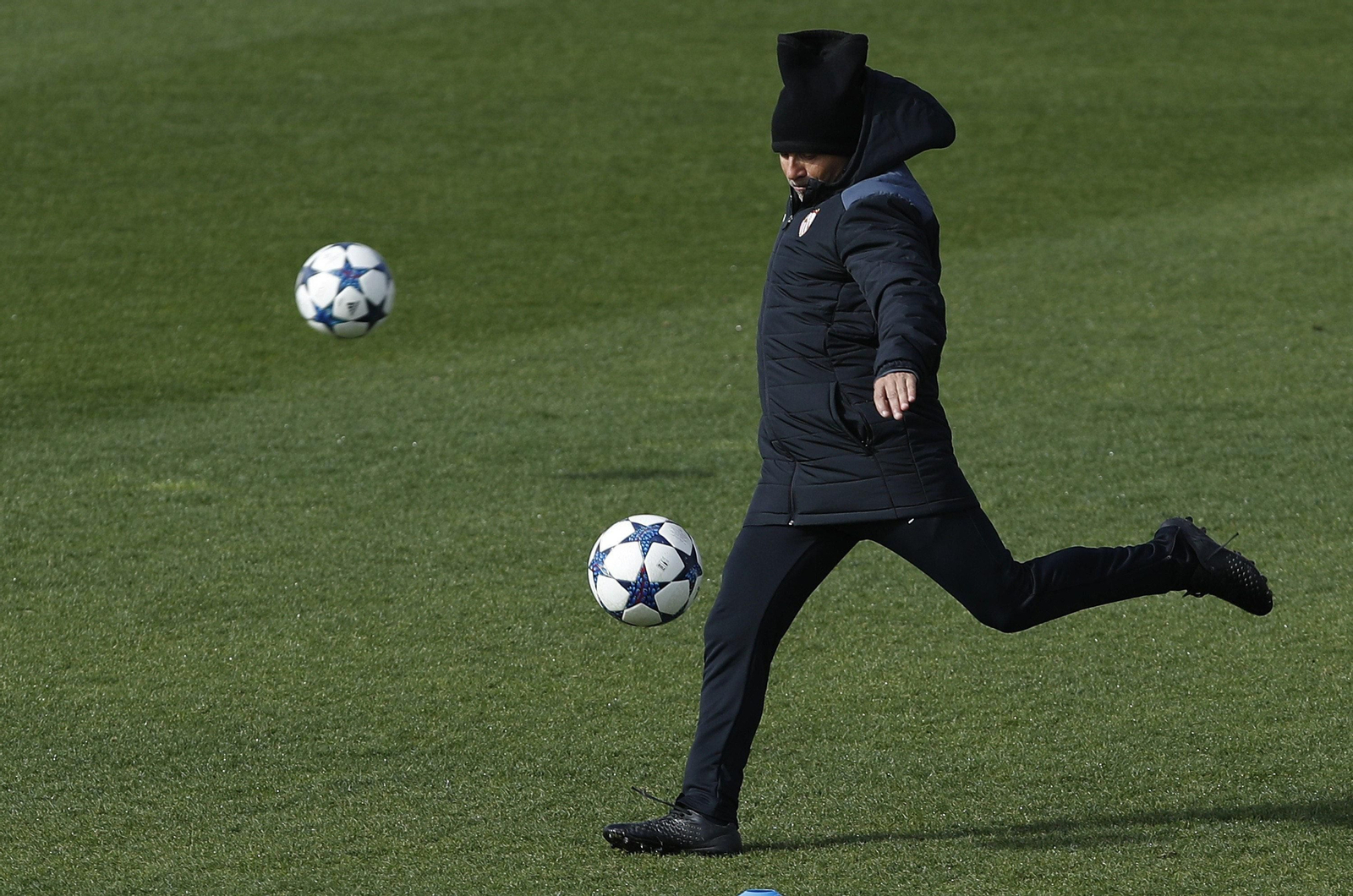 Jorge Sampaoli, técnico del Sevilla, se dispone a golpear el balón.