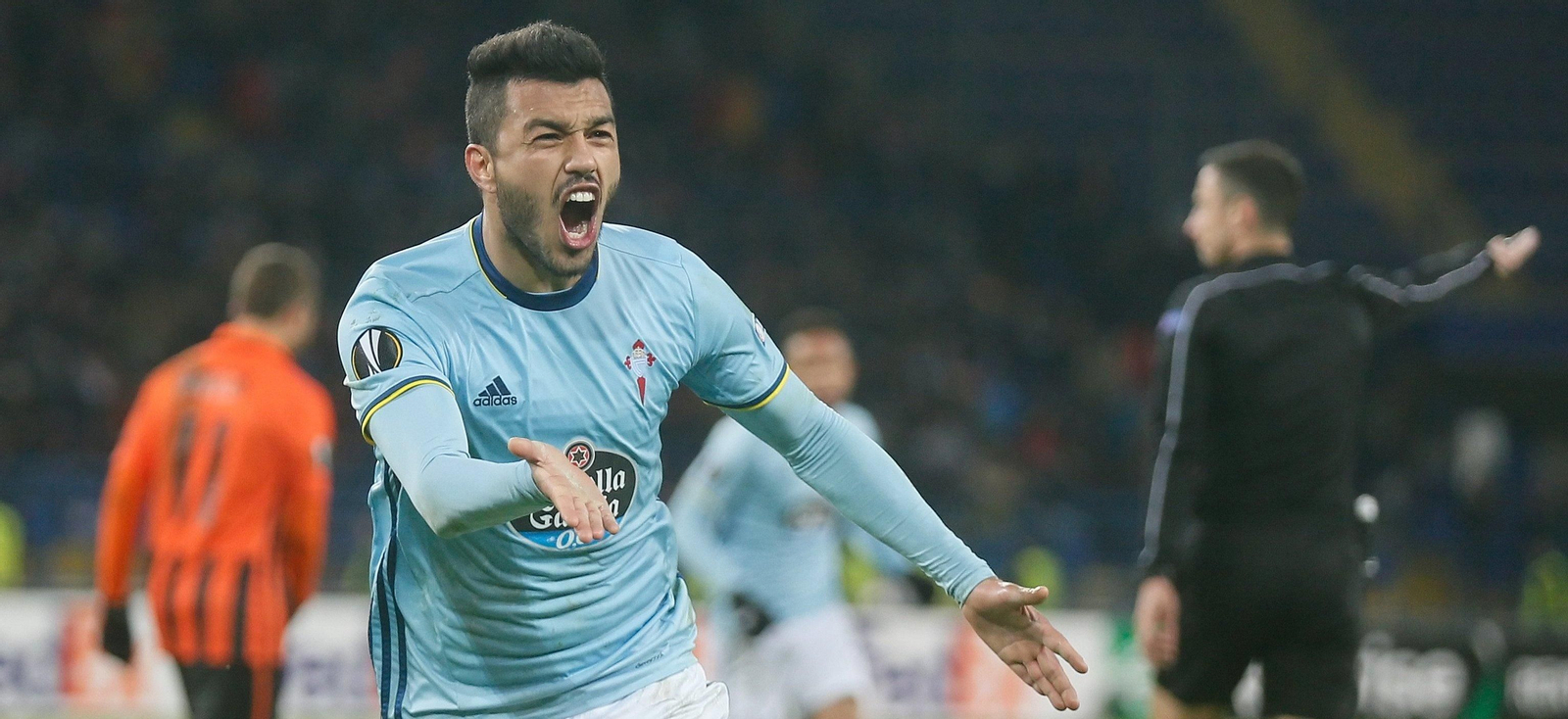 Iago Aspas celebra su gol, marcado de penalti en el último minuto del partido y que permitió el pase a la prórroga. Al fondo, Jozabed.