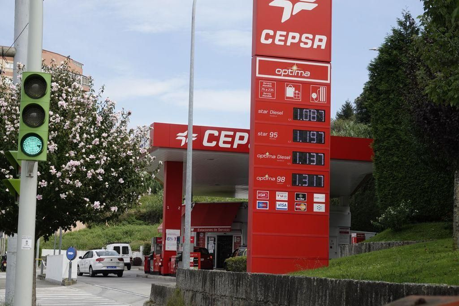 Los precios de los carburantes bajaron estos días tras el alza durante el verano.