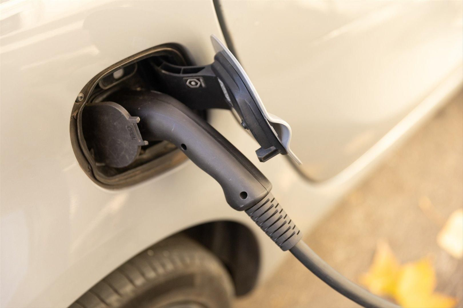 Un coche enchufado en un punto de carga. // Europa Press