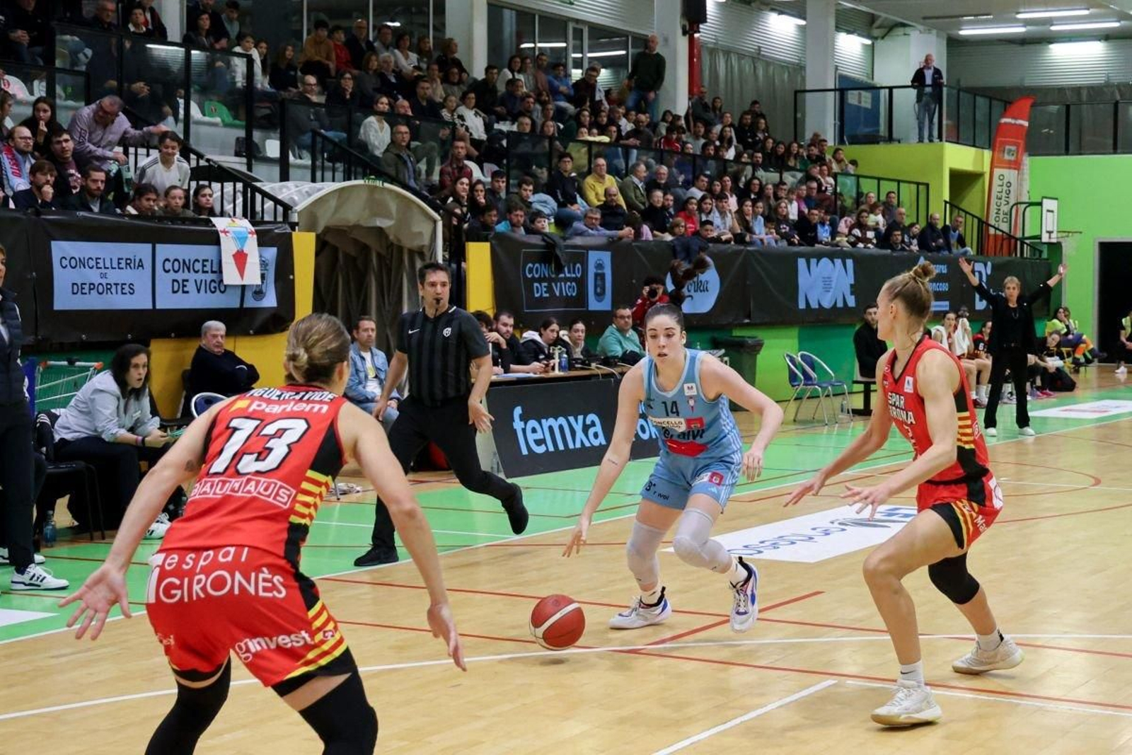 La céltica Elba Garfella, con el balón, en el partido disputado ayer en el pabellón de Navia, que registró una buena entrada.