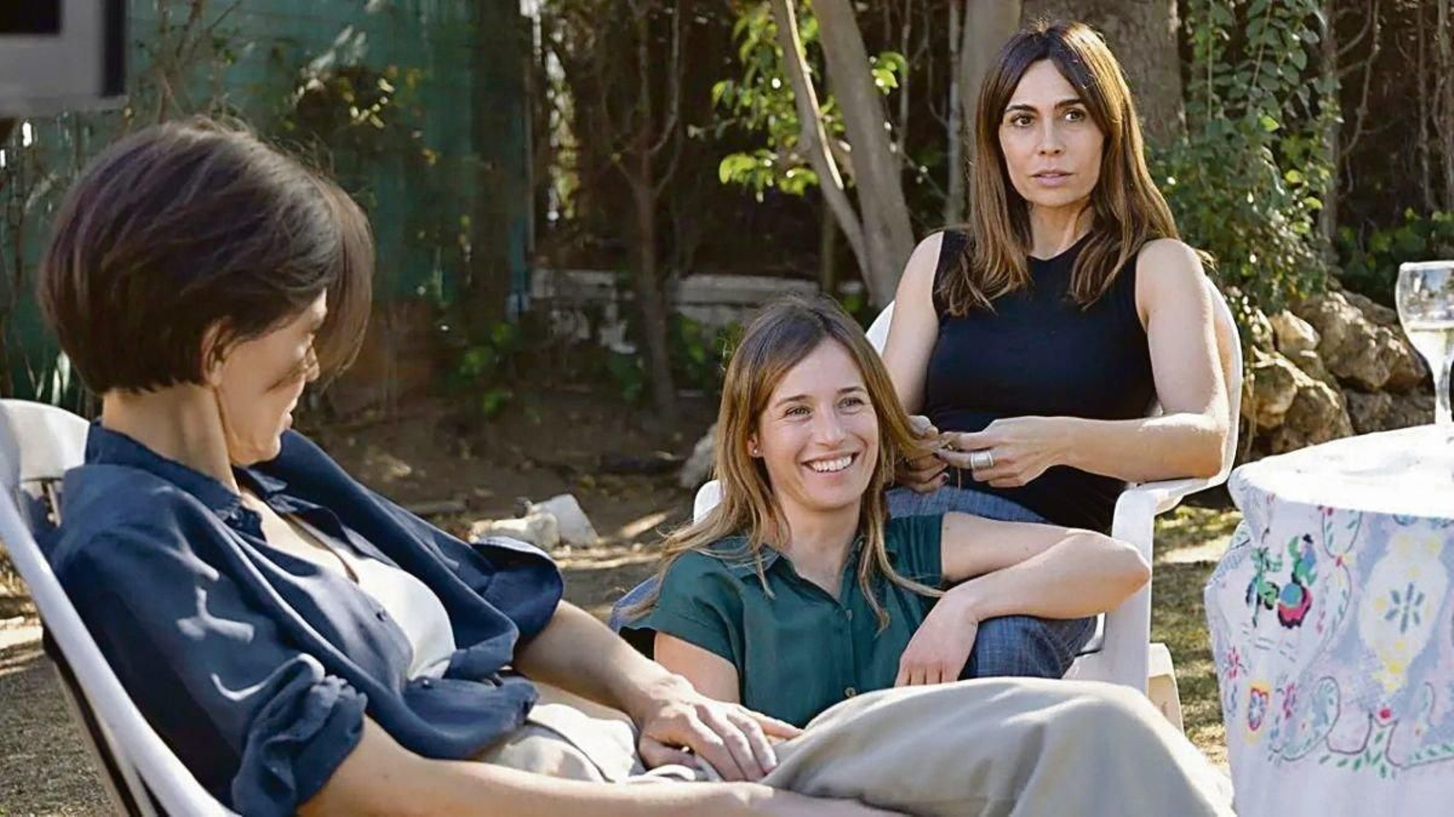 El diario destaca el estreno en la plataforma Hulu de la serie española