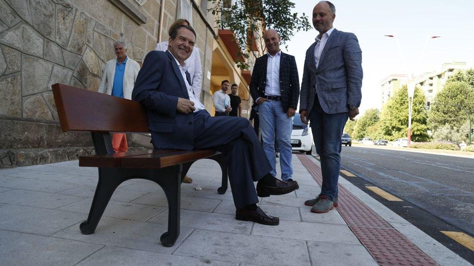 Caballero, con los cocnejales Jaime Aneiros y David Regades, ayer en Castelao.