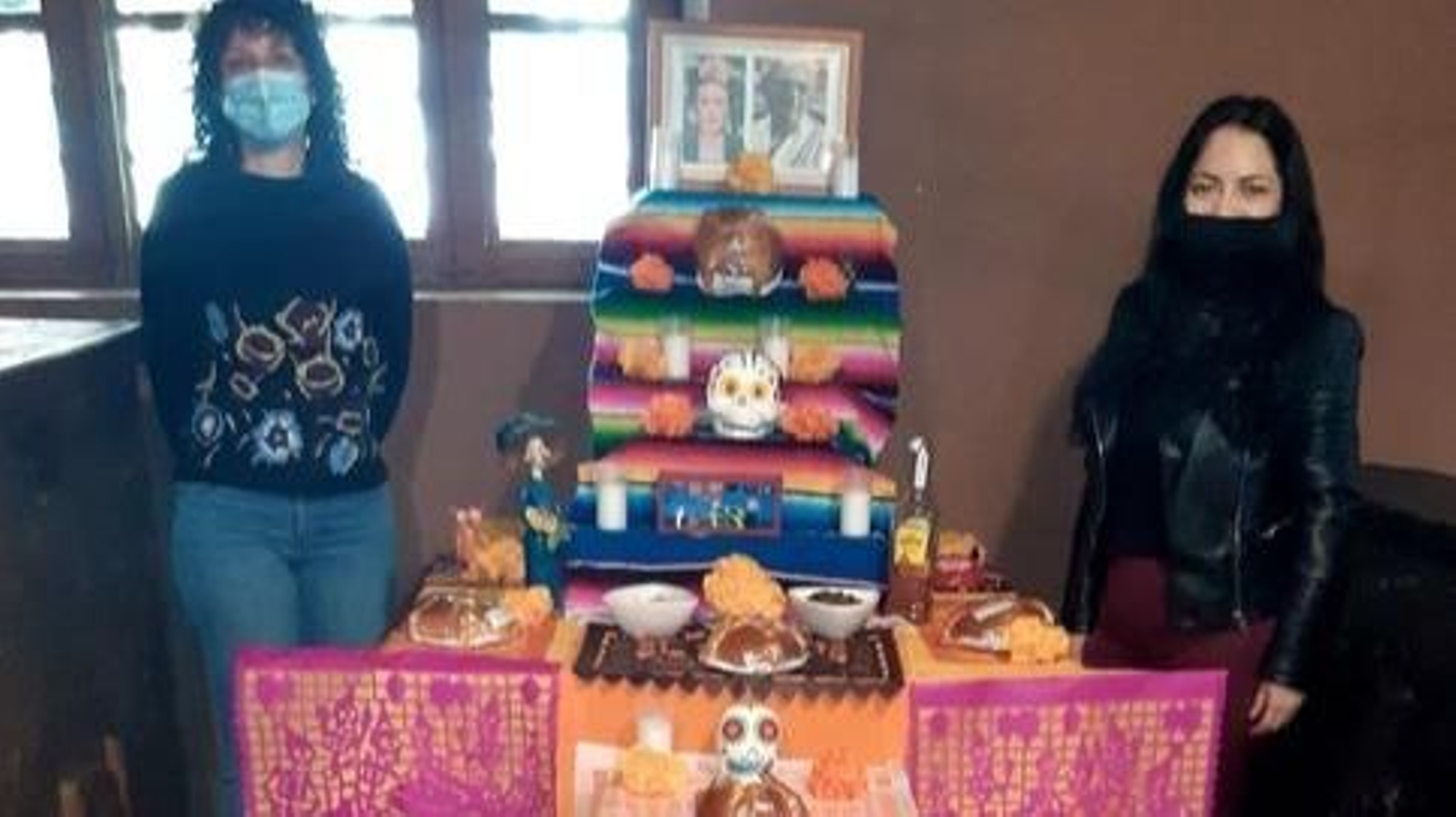 Lucero Dámaso, con el altar  en el Museo Liste.