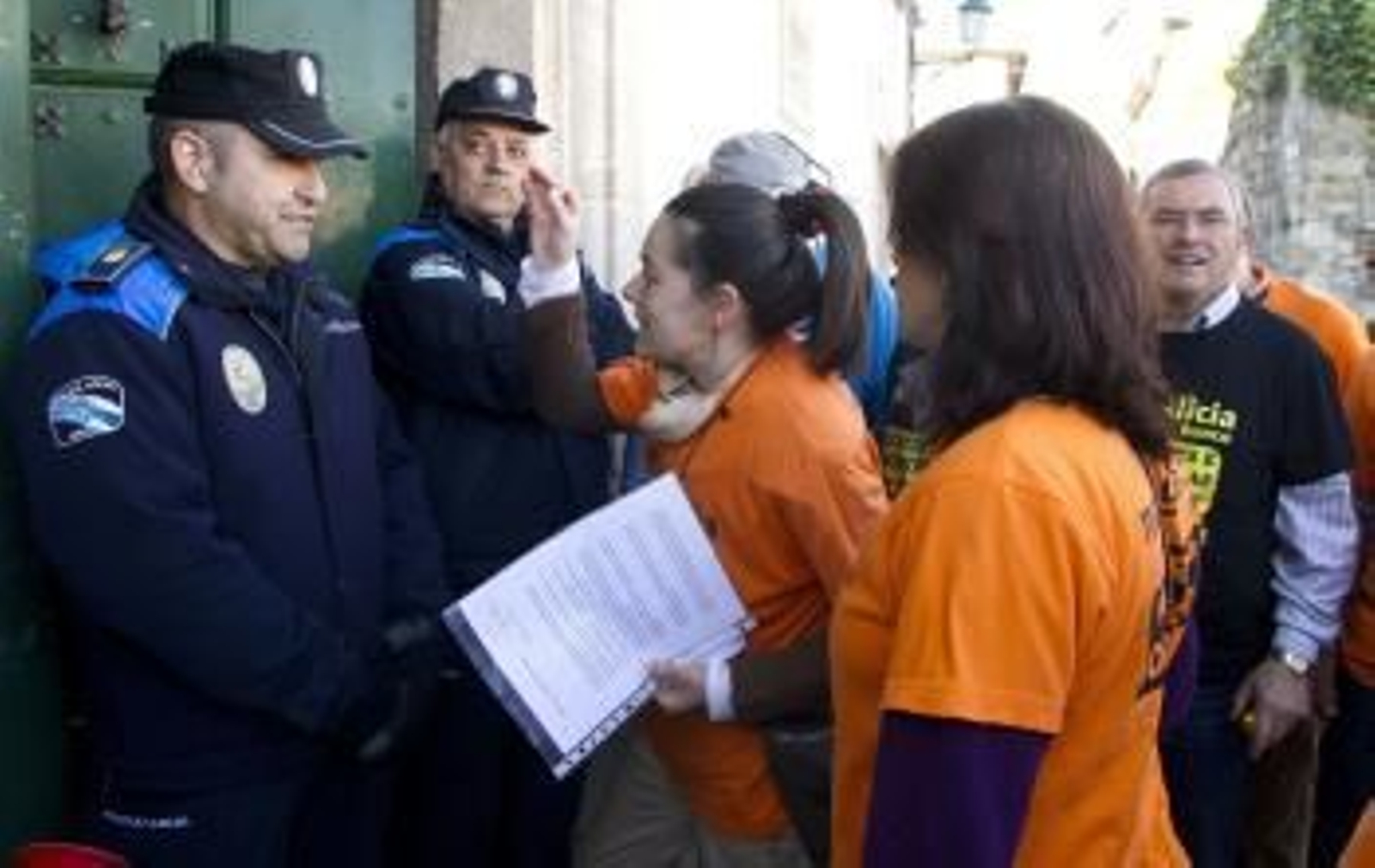 Afectados por las participaciones preferentes integrados en la Plataforma de Gondomar han intentado hoy acceder al pleno del Ayuntamiento de Baiona.