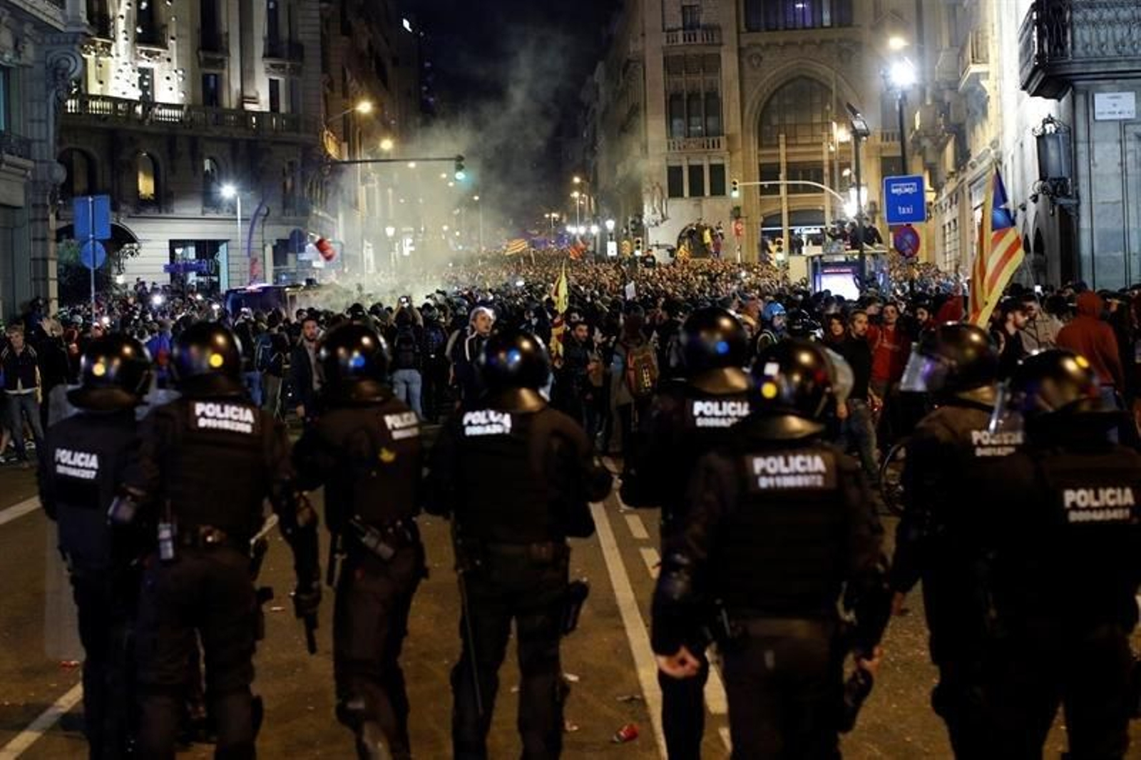 Mossos d'esquadra dispersan a los miles de personas, convocadas por los denominados Comités de Defensa de la República (CDR)