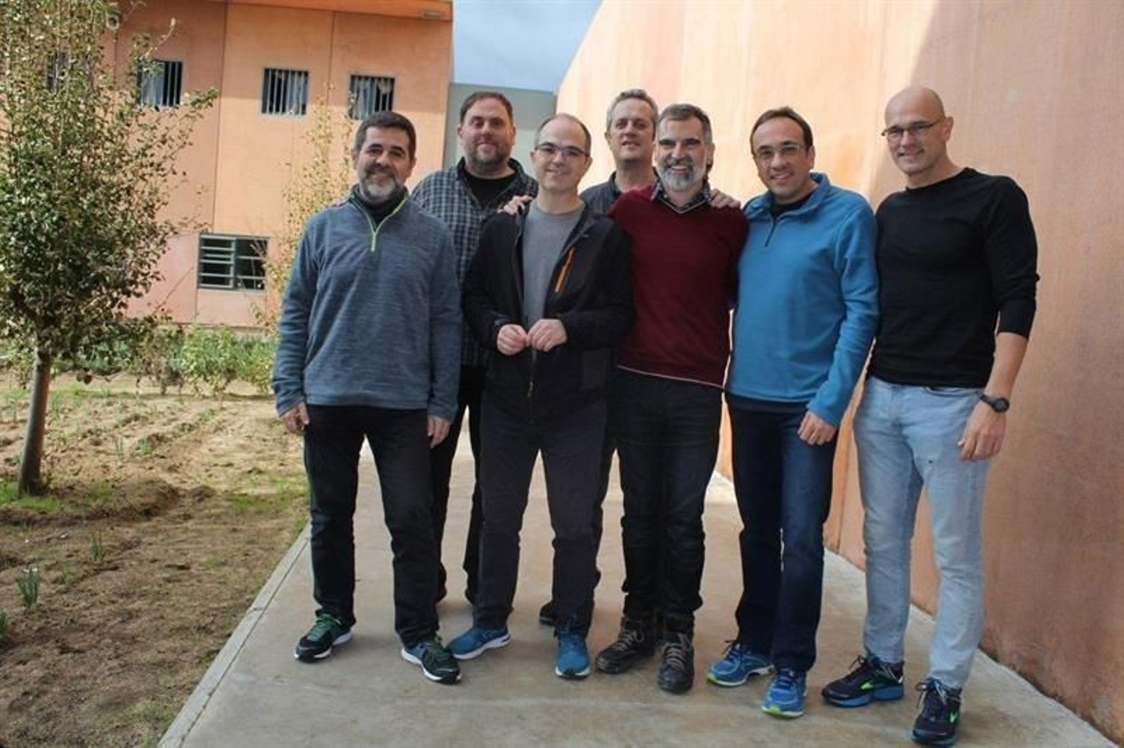 Los siete dirigentes independentistas presos en la cárcel de Lledoners (Barcelona), (de izda. a dcha) Jordi Sànchez, Oriol Junqueras, Jordi Turull, Joaquim Forn, Jordi Cuixart, Josep Rull y Raül Romeva.