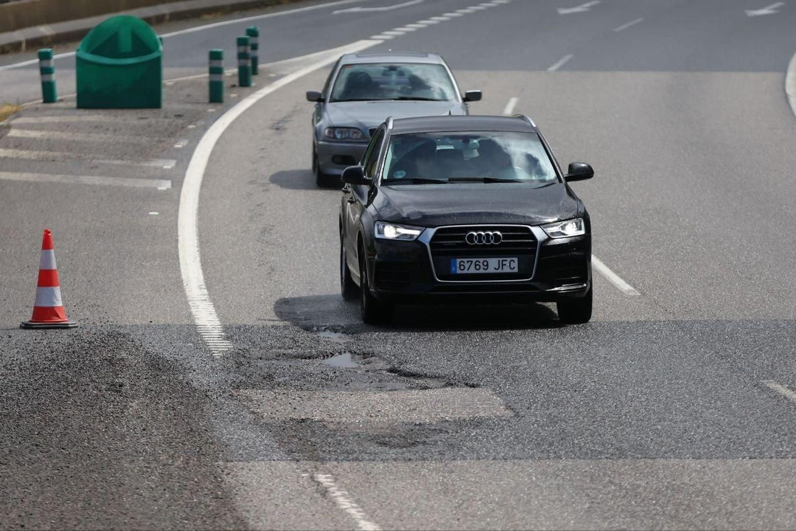 Coches circulando a través de los baches de la A-55.