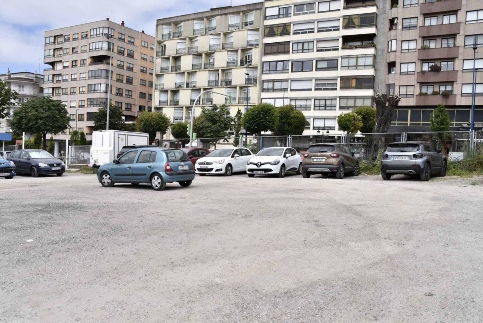 Alguno de esos parkings al aire libre lucen prácticamente llenos durante la semana por el ajetreo de trabajadores y visitas a sus negocios colindantes. El fin de semana, su espacio se libera.