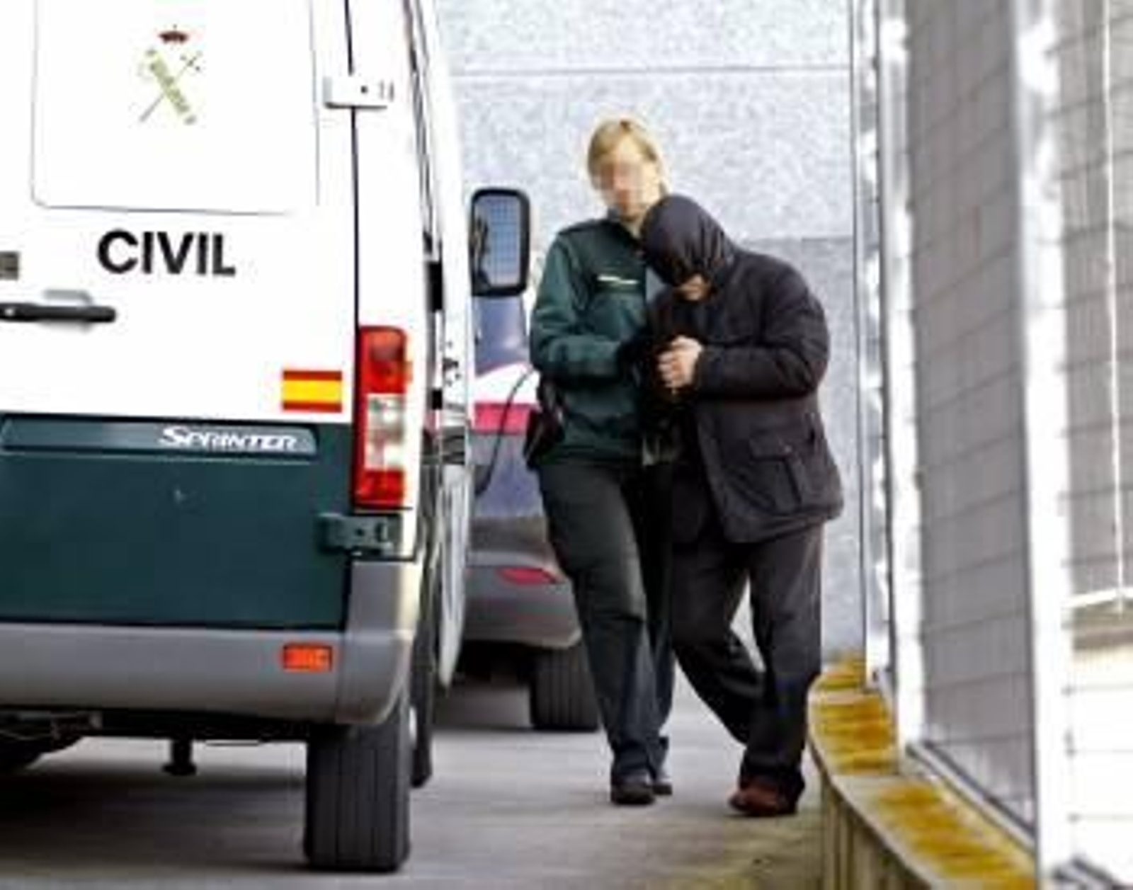 José Luis Míguez, entrando al furgón que lo condujo a la prisión lucense de Bonxe. (Foto: ELISEO TRIGO)