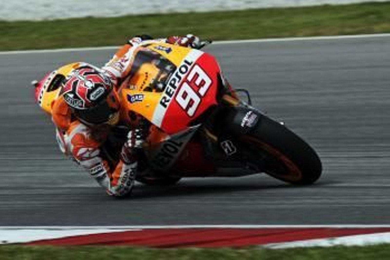Marc Márquez pilota su Honda ayer en el circuito de Sepang.