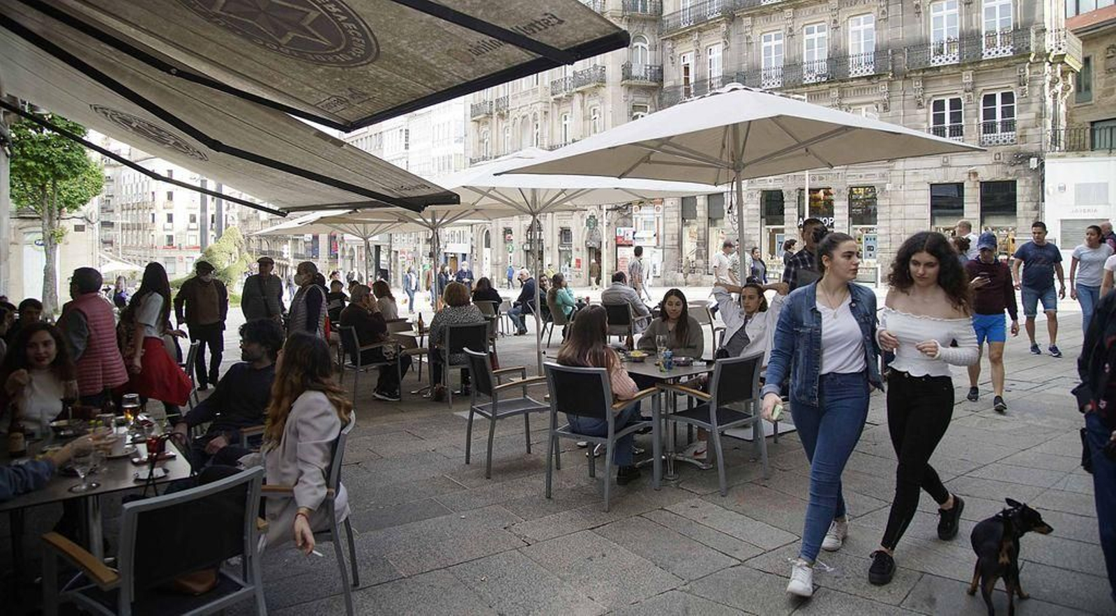 El Casco Vello ayer por la tarde, de nuevo con una mezcla de edades en las zonas de terrazas, con lleno por segundo día.