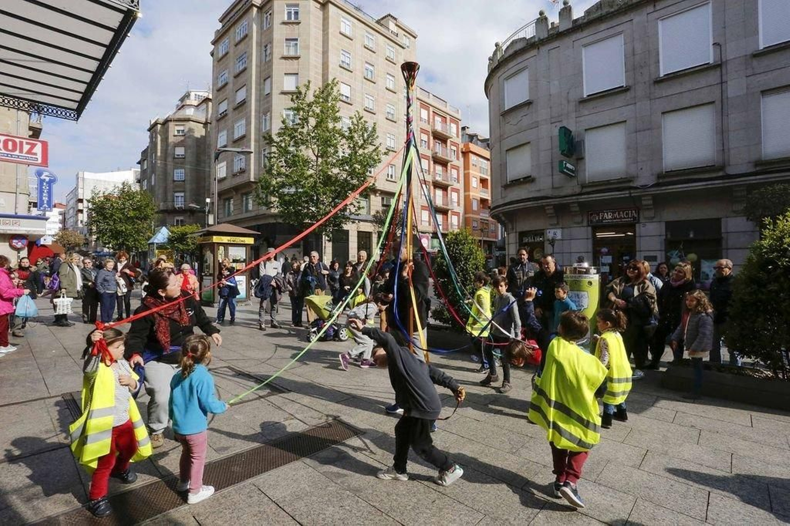 Os nenos aprendieron á danza das cintas no Calvario para dar a benvida á primavera nun acto organizado por Normalización Lingüística.