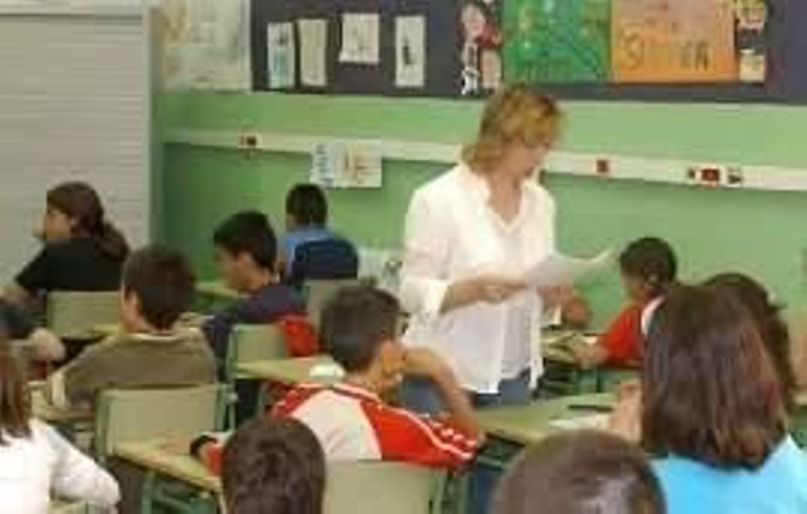 Una profesora durante una clase.