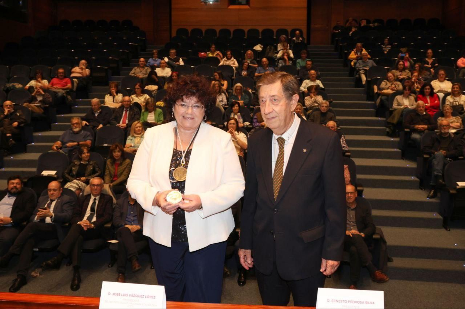 África González recibió la medalla de miembro de honor de manos de José Luis Vázquez López.