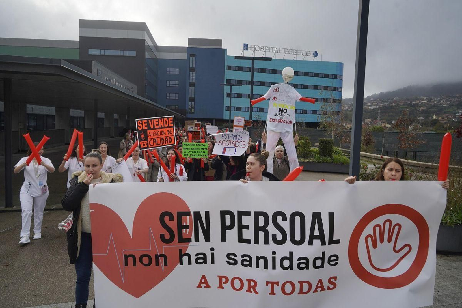 La protesta tuvo lugar ayer por la mañana ante el Cunqueiro y el resto de hospitales gallegos.