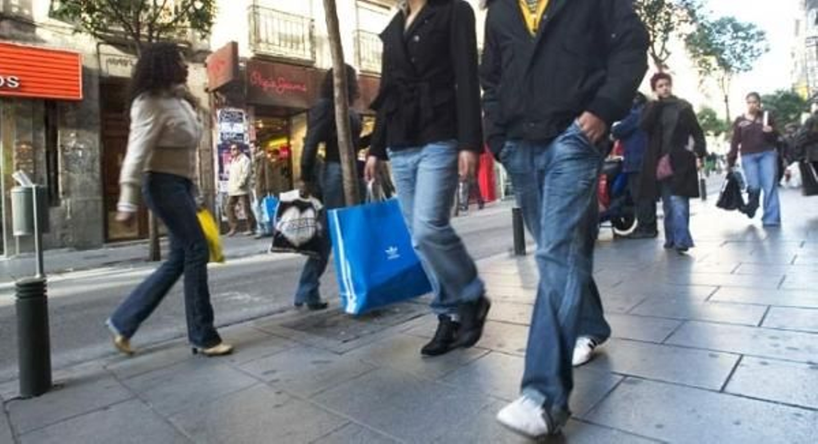 Jovenes de compras en una céntrica calle de Madrid.