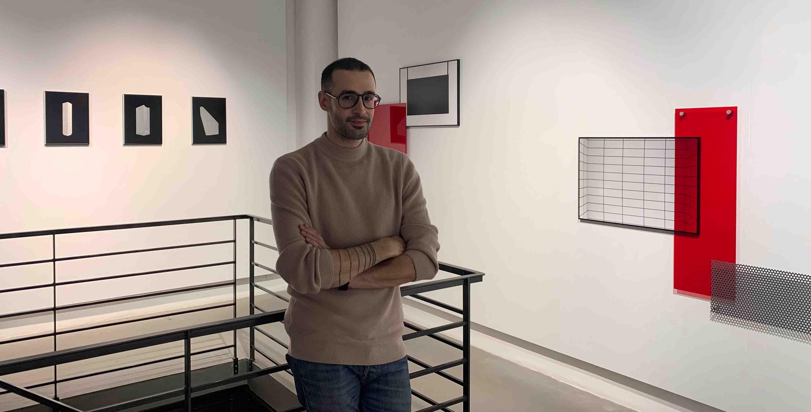 El fotógrafo español Jon Gorospe analiza cómo las líneas rectas y las superficies lisas, que él denomina "lo pulido". EFE / Andrea Cuesta