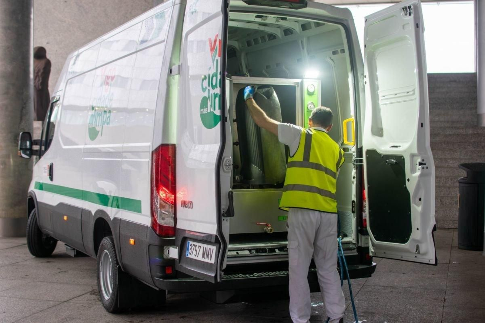 El furgón limpiapapeleras que se empezará a usar en Vigo.