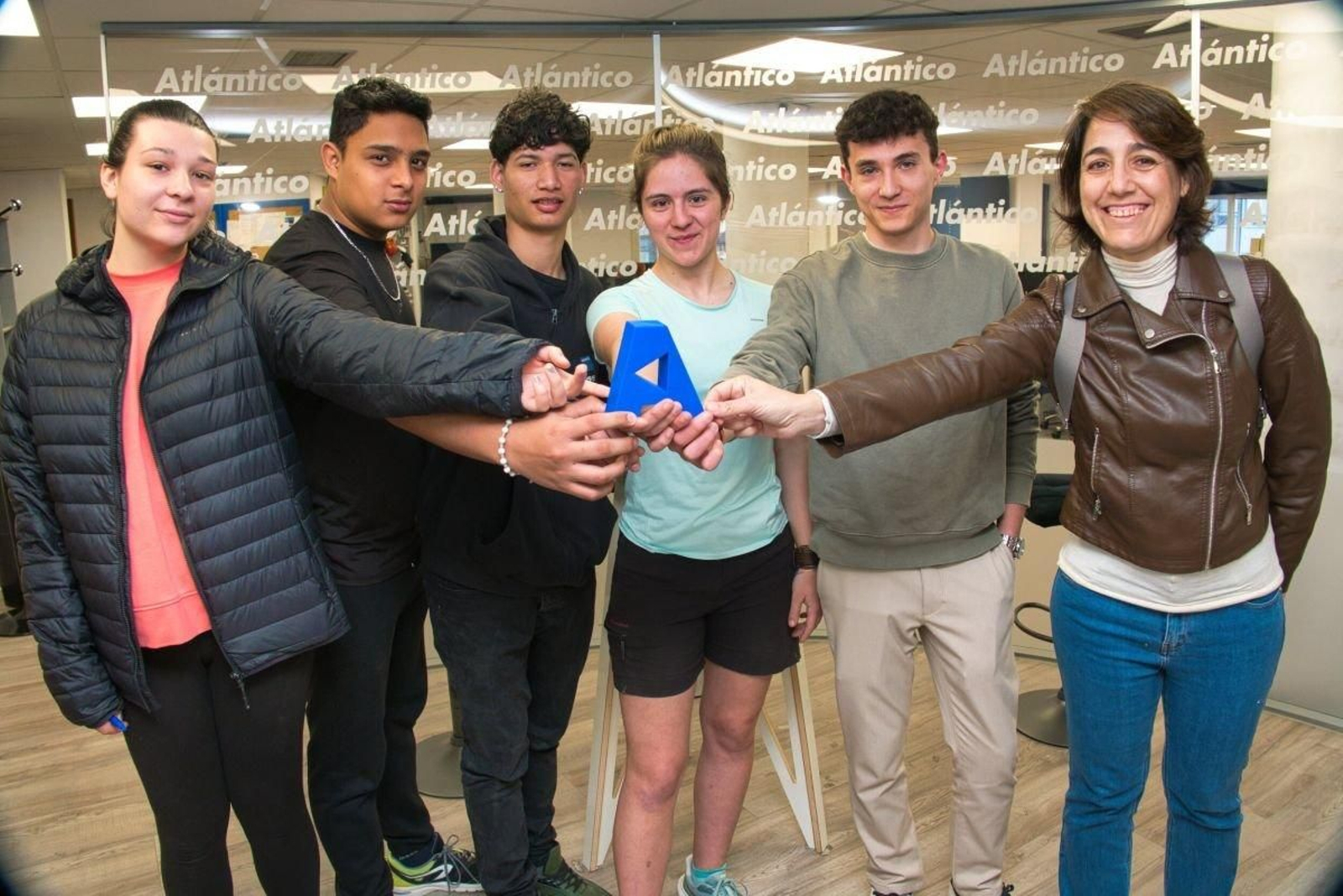 Los alumnos y su profesora en Atlántico.